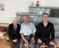 Bild: Gemeinde Ursensollen
Der 95-jährige Joseph Moosburger (Mitte) mit seiner Frau Paulina und Bürgermeister Martin Fleischmann, der dem Jubilar gratulierte.