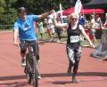 Archivbild: Rudolf Hirsch
Beim Run- & Bike-Wettbewerb wechseln sich die Teams im Laufen und Radfahren ab. Gemeinsam müssen sie die Ziellinie überqueren.