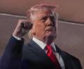 Bild: Mark Schiefelbein/AP/dpa
Trump demonstriert Macht. (Archivbild)