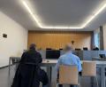 Bild: Stefanie Tretter
Ein 68-jähriger Busfahrer muss sich vor dem Schöffengericht am Amtsgericht Weiden verantworten. Er fuhr den Bus, der am 29. August 2025 an der Autobahnausfahrt Weiden-Frauenricht verunglückte. 23 Personen wurden verletzt.
