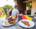 Symbolbild: Julian Stratenschulte/dpa/dpa-tmn
Zusammen draußen im Garten Fußball schauen: Ist das auch mit den späten Anstoßzeiten der WM 2026 erlaubt?