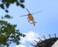 Bild: Karl-Josef Hildenbrand/dpa
Nachdem eine Explosion gemeldet wurde, startete ein Rettungshubschrauber. Der 17-jährige Schwerverletzte wurde kurz darauf damit in ein Krankenhaus gebracht. (Symbolbild)