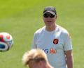 Bild: Charlie Riedel/AP/dpa
Oranje-Coach Ronald Koeman hat vor dem WM-Auftakt noch ein paar Sorgen.