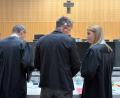 Bild: Nils Ganzmann
Vor Beginn des zweiten Prozesstags unterhielt sich der Angeklagte (Mitte) mit seinen Verteidigern Rouven Colbatz und Stefanie Amann.