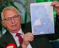 Bild: Jens Büttner/dpa
Eine Karte soll den Weg des Wals zeigen.