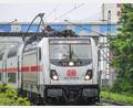 Bild: Jason Tschepljakow/dpa
Ein IC hat die Oberleitung mitgerissen.