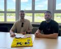 Bild: Matthias Reuß/FC Amberg
Noch ein Neuer beim FC Amberg: Dominik Späth (links) mit Abteilungsleiter Roman Reinhardt.