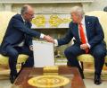 Bild: Evan Vucci/AP/dpa
Trump hat schon mehrere Geschenke von Merz bekommen.