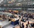 Bild: Frank Molter/dpa
Zahlreiche Menschen stehen im Terminal des Hamburger Flughafens.