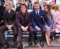 Bild: Chris Pizzello/Invision/AP/dpa
David Beckham erhielt einen Stern auf dem berühmten „Walk Of Fame“ in Hollywood. Mit dabei: Sohn Romeo, Filmstar Tom Cruise, Ehefrau Victoria und Tochter Harper Seven.