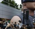 Bild: Carsten Koall/dpa
Eine Supermarktkette hatte den Werbeauftritt für eine Kleidungskollektion im Internet als „Parkplatz Rave“ angekündigt.