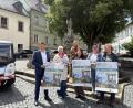 Bild: Stadt Wunsiedel
Vor dem diesjährigen Jubiläumsbrunnen (v.l.n.r.): Erster Bürgermeister Nicolas Lahovnik, Angelika Groß (Ordnungsamt), Markus Roßmeisl (Forstbetrieb), Eva Theresa Beck (Leiterin Kultur- und Tourismusmarketing), Petra Sommerer (Tourist-Info), Stefan Frank (Geschäftsführer JuKu Mobil Fichtelgebirge & Hofer Land)