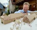 Bild: gri
Eigentümer Alwin Märkl schaut sich das Modell des denkmalgeschützten Ensembles an.