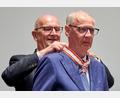 Bild: Annette Riedl/dpa
Ehrung als Mäzen für den Erhalt historischer Bauwerke in Potsdam: TV-Moderator Günther Jauch (links) bekommt von Brandenburgs Ministerpräsident Dietmar Woidke den Landesverdienstorden umgehängt.