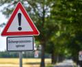 Symbolbild: Patrick Pleul/dpa
Das massenhafte Auftreten des Eichenprozessionsspinners stellt laut Autobahn GmbH ein Problem für Verkehrsteilnehmer.