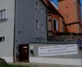 Bild: Fred Lehner
Nach sechs Jahren wurde das durch Corona inspirierte Banner der evangelischen Kirchengemeinde in Floß ersetzt.
