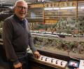 Bild: Michael Rabenhofer
Neben dem Fischen und Schafkopfen ist die Modelleisenbahn sowohl beim MEC Unteres Vilstal als auch an der heimischen Anlage seine Leidenschaft: Die 30 Jahre alte Anlage mit 150 Metern Gleislänge daheim hat Leo in all den Jahren gehegt und gepflegt.