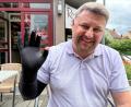 Bild: Petra Hartl
Verbrennungen zweiten Grades hat sich Daniel Müller bei seinem Grillunfall Ende April zugezogen. Wegen der Narbenbildung hat er für Hand und Arm auf der rechten Seite Kompressionshandschuh und -strumpf bekommen. Der CSU-Stadtrat aus Raigering ist froh, dass der Unfall relativ glimpflich ausgegangen ist.