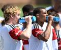 Bild: Federico Gambarini/dpa
Viel Trinken gegen die Hitze, Nick Woltemade (l) und Malick Thiaw in einer kurzen Trainingspause.