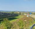 Bild: ck
Die Stadt Vohenstrauß ist mit Solarparks bereits sehr gut bestückt. Nach wie vor landen Anträge von Investoren im Rathaus. Der Stadtrat hat deshalb beschlossen, in dieser Legislaturperiode den Kriterienkatalog für die Entscheidung über Anträge dieser Art auszusetzen. Aktuell werden keine weiteren Freiflächenphotovoltaikanlagen auf dem Gemeindegebiet befürwortet.