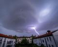 Bild: Lino Mirgeler/dpa
Ein Gewitter über einer Wohnsiedlung. (Symbolbild)
