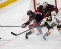 Bild: Ben McKeown/AP/dpa
Intensive Duelle auch im fünften Spiel der Serie zwischen den Hurricanes und den Golden Knights.