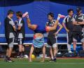 Bild: Julio Cortez/AP/dpa
Jpans Yukinari Sugawara mit einer artistischen Einlage vor Beginn einer Trainingseinheit.