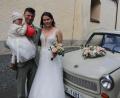 Bild: Konrad Rosner
Johanna und Jonas Zölch mit ihrem gemeinsamen Töchterchen Emma und ihrem Hochzeitsauto, einem Trabi.