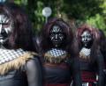 Bild: Firdia Lisnawati/AP/dpa
Tänzer bereiten sich auf ihren Auftritt während einer Parade zur Eröffnung des jährlichen Bali-Kunstfestivals vor.