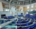 Bild: Michael Kappeler/dpa
Die Fraktionen von Union und SPD wollen im Bundestag mit einer einmaligen Nullrunde bei den Bezügen der Abgeordneten ein Sparsignal in finanziell schwierigen Zeiten senden. (Archivbild)