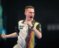 Bild: Hannes P. Albert/dpa
Darts-Profi Ricardo Pietreczko (hier im Bild) steht mit Martin Schindler im Viertelfinale der Team-WM.