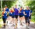 Bild: Laszlo Pinter/dpa/Laszlo Pinter
Fynn Thome (18, vorne) trainiert gemeinsam mit den Läuferinnen und Läufern der Lauf- und Triathlonfreunde Lebach (LTF Theeltal) auf einer Waldstrecke bei Lebach.