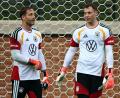 Bild: Federico Gambarini/dpa
Oliver Baumann (l.) und Manuel Neuer im Training. (Archivbild)