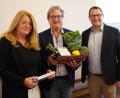 Bild: Jürgen Masching
Barbara Stangl bekam zusammen mit Ehemann Bernhard (Mitte) zum Abschied einen großen Geschenkkorb von Bürgermeister Andreas Reindl überreicht.