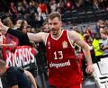Bild: Sven Hoppe/dpa
Ließ sich von den Fans feiern: Bayerns Matchwinner Andreas Obst.