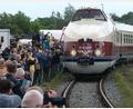 Bild: Sebastian Willnow/dpa
Willkommensfest für einen Zug-Oldtimer: Zahlreiche Schaulustige haben in Radebeul den historischen Schnellzug in Empfang genommen.