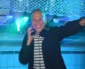 Bild: Josef Rosner
Bayern-2-Moderator und Buchautor Achim "60" Bogdahn legte am Samstagabend fünf Stunden lang heiße Musik im Pool des ehemaligen Badehauses Maiersreuth auf. Der erfahrene Moderator überraschte seine Fans mit zum Teil ungewöhnlicher Musik, die Mischung machts, war zu hören.