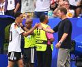 Bild: Tom Weller/dpa
Trainer Julian Nagelsmann klatscht mit dem ausgewechselten Jamal Musiala ab.