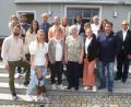 Bild: Siegfried Bock
Mit ihrem Humor überwindet sie immer wieder Alltagsklippen: Monika Rettinger (vorne Mitte) mit Familie, Patenkind, sowie den Repräsentanten aus Pfarrei und Gemeinde, die ihr alle zum 85. Geburtstag gratulierten.