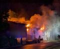Bild: Florian Schlegel/ Feuerwehr Amberg-Sulzbach
In Ursensollen kam es am Freitagabend zu einem Großbrand im Gewerbegebiet.