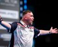 Bild: Hannes P. Albert/dpa
Der englische Darts-Star Luke Littler ist erstmals Team-Weltmeister.