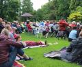 Bild: Helmut Kunz
Rund 400 Besucher machten es sich bei der ersten Sommerserenade im Max-Reger-Park gemütlich.