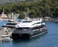 Bild: Ivo Cagalj/PIXSELL/XinHua/dpa
Bei dem Katamaran, der mit einem Segelboot zusammenstieß, handelt es sich um ein Linienschiff.