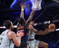 Bild: Ian Maule/AP/dpa
Darf sich NBA-Champion nennen: Der gebürtige Stralsunder Ariel Hukporti (M). (Archivbild)