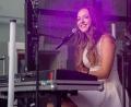 Bild: Marina Gube
Auftritt von Newcomerin Anna Leanne am Roßmarkt beim Altstadtfest Amberg.