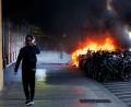 Bild: Cyril Zingaro/KEYSTONE/dpa
In Genf geht bei Demonstrationen gegen den G7-Gipfel im französischen Évian ein Auto in Flammen auf.