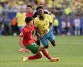 Bild: Adam Hunger/AP/dpa
Traf sehenswert, musste aber auch einstecken: Brasiliens Vinícius Júnior (r.).
