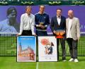 Bild: Robert Gertzen/Eibner-Pressefoto/dpa
Alexander Zverev wurde auf dem Centre Court in Halle (Westfalen) für seinen French-Open-Triumph geehrt.
