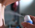 Bild: Bernd Weißbrod/dpa
Die Achsel muss safe sein: Ein Mann sprüht Deodorant auf seine Achselhöhle. (Symbolbild)