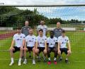 Bild: mr
Schwarzenfelds Trainer Mathias Meßmann (rechts hinten) und Co-Trainer Tom Bayerl (links hinten) begrüßen die Neuzugänge (vorne von links) Roko Prstec, Marius Hinkel, Fabian Keckstein, Allioune Fall und Kevin Meierhofer. Max Ferstl (Mitte hinten) trainiert künftig die "Zweite".